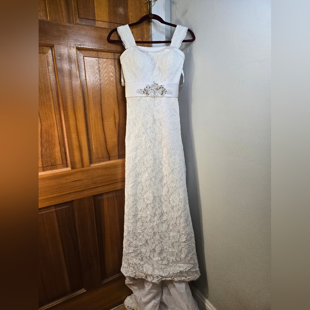 Moda Bella Elegant White Lace Wedding Gown With Silver And White Detail. Sz 6